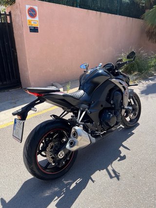 Kawasaki Z1000 Negra y Roja