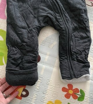 Buzo gris para bebé con capucha