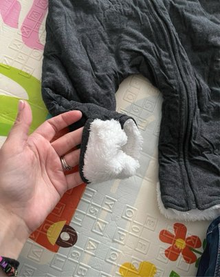 Buzo gris para bebé con capucha