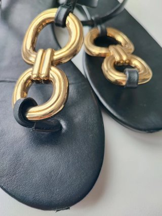 Sandalias Zara negras con detalle dorado T/37