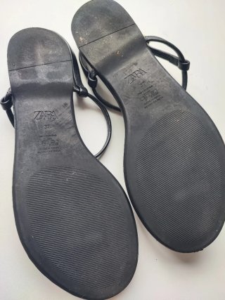 Sandalias Zara negras con detalle dorado T/37