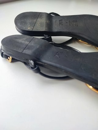 Sandalias Zara negras con detalle dorado T/37