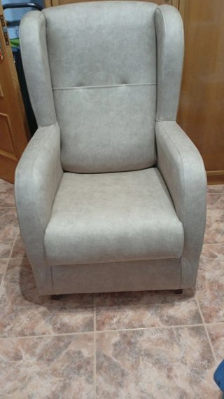 Sillón orejero beige y gris