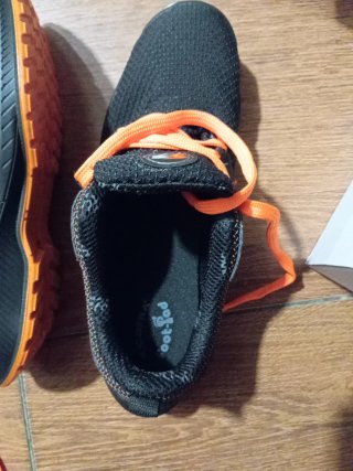 Zapatos de seguridad negros y naranjas