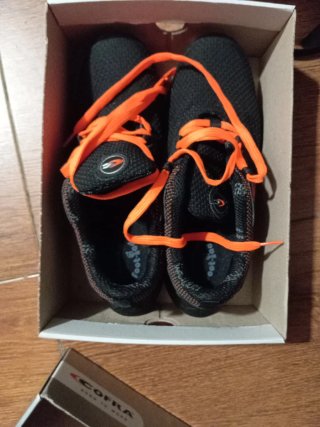 Zapatos de seguridad negros y naranjas