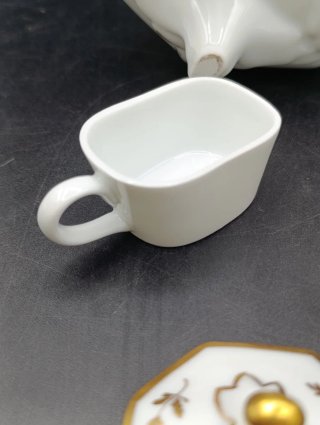 Tetera de porcelana pintada a mano