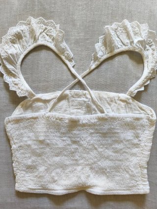 Top corto blanco con tirantes y volantes