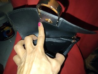 Bolso negro con cierre metálico