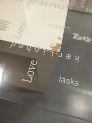 Escritorio mesa cristal con diseño palabras