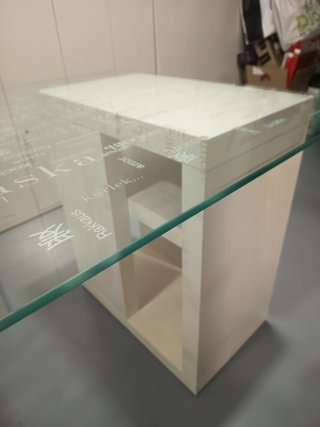 Escritorio mesa cristal con diseño palabras