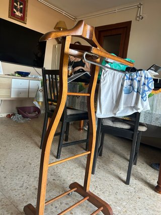 Perchero de pie de madera