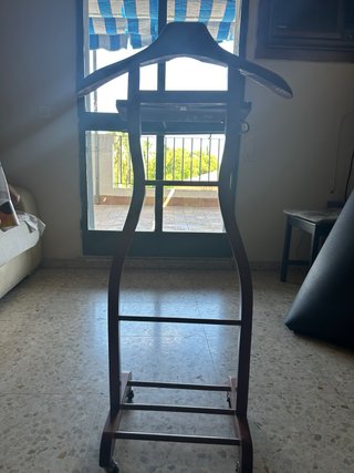 Perchero de pie de madera
