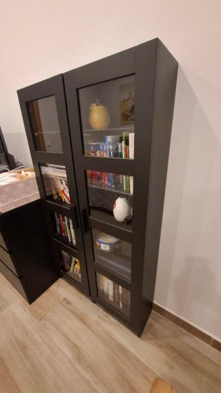 2 Vitrinas Negras IKEA con Puertas de Cristal