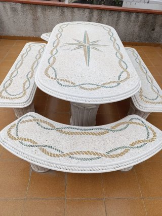 Conjunto mesa y bancos de piedra exterior