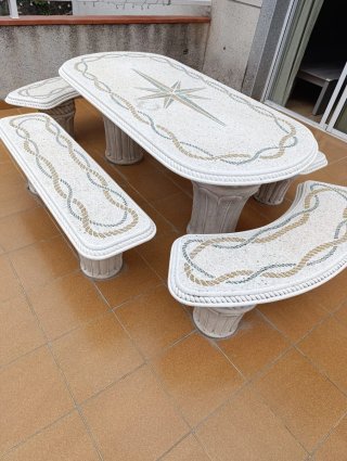 Conjunto mesa y bancos de piedra exterior