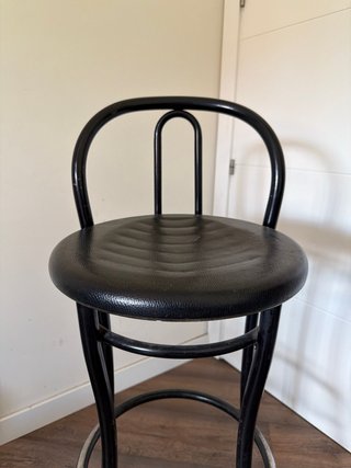 Taburete alto con respaldo