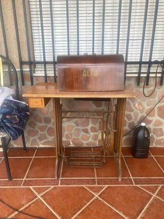 Máquina de coser Alfa antigua