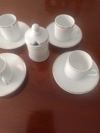 Juego 4 tazas café y azucarero porcelana.
