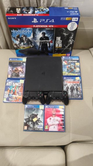 PS4 Slim 1TB Negra + 6 Juegos.