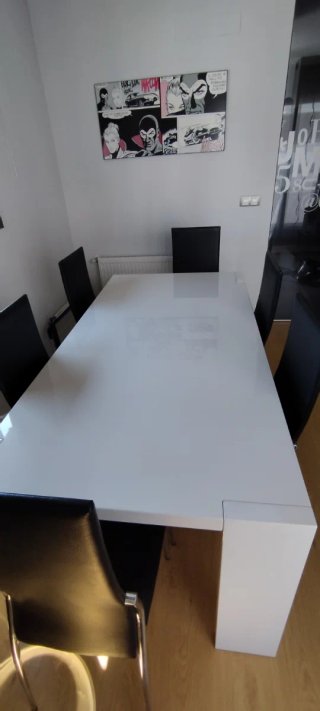 Mesa y sillas comedor.