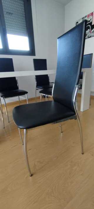 Mesa y sillas comedor.