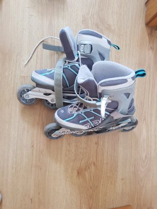 Patines en línea grises y turquesa