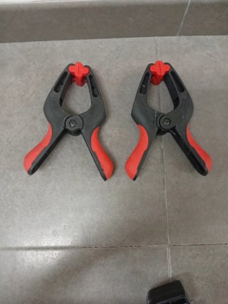 Sargentos de carpintero y abrazaderas