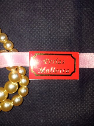 Collar de perlas estilo Majorica con broche rojo