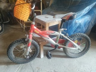 Bicicleta infantil roja y blanca