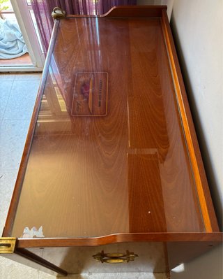 Escritorio de madera con tapa de cristal