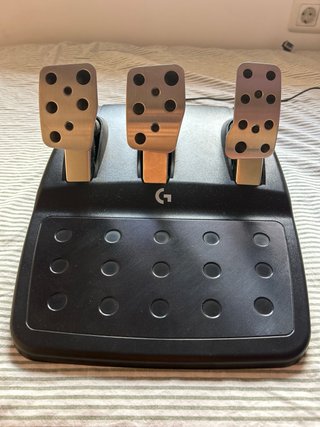 Volante Logitech G920, con shifter y pedales.