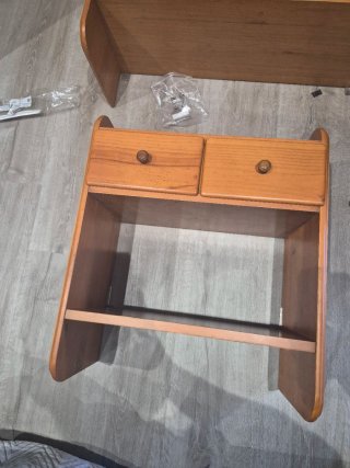 Estantería de madera con 2 cajones