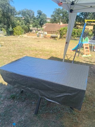 Mesa estilo mármol con patas metálicas