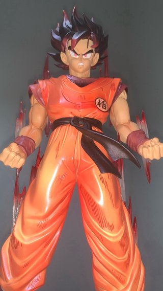 Figura Goku Kaioken 37cm con base y efectos