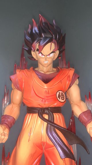 Figura Goku Kaioken 37cm con base y efectos