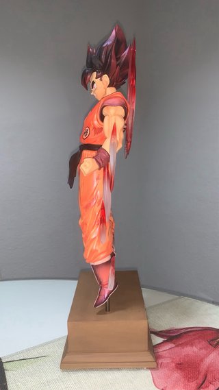 Figura Goku Kaioken 37cm con base y efectos