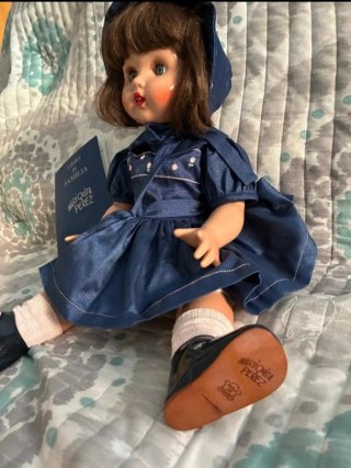 Muñeca Mariquita Perez con libro