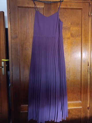 Vestido morado largo encaje y plisado