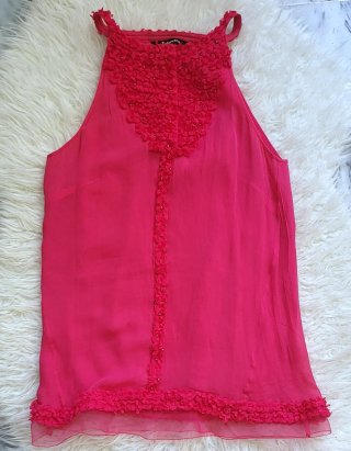 Blusa coral sin mangas con pedrería y encaje