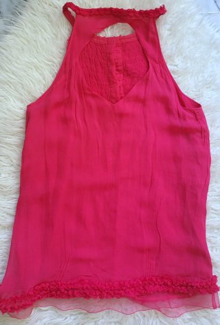Blusa coral sin mangas con pedrería y encaje