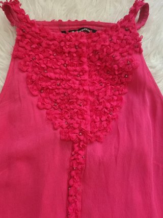 Blusa coral sin mangas con pedrería y encaje