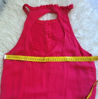 Blusa coral sin mangas con pedrería y encaje