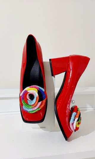 Zapatos rojos tacón flor multicolor
