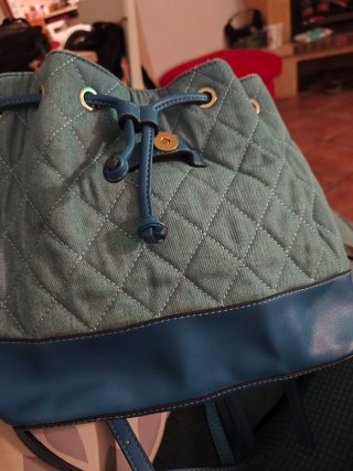 Mochila Guess acolchada con perlas