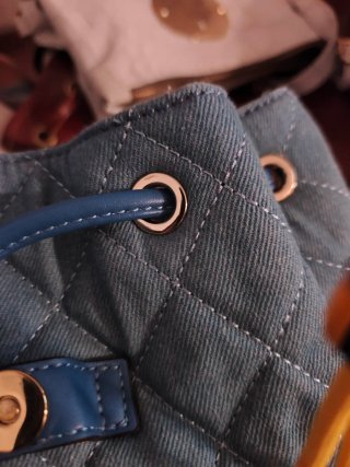 Mochila Guess acolchada con perlas