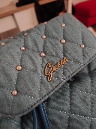 Mochila Guess acolchada con perlas
