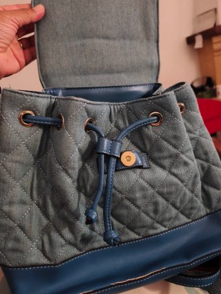 Mochila Guess acolchada con perlas