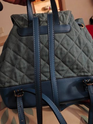 Mochila Guess acolchada con perlas
