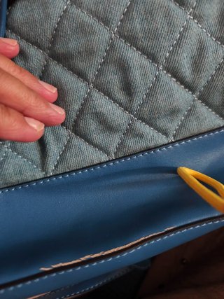 Mochila Guess acolchada con perlas