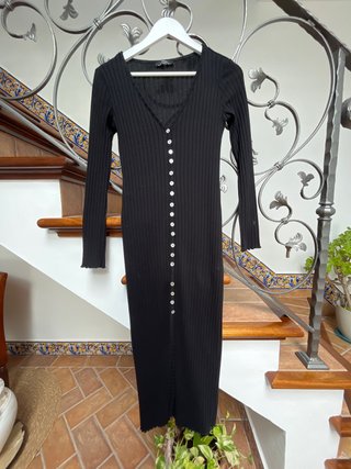 Vestido negro de punto con botones